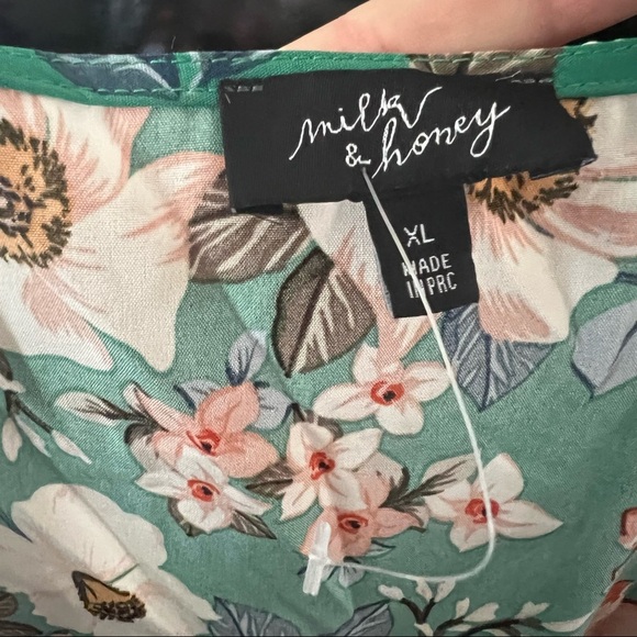 Milk & Honey Turquoise Green Floral Scrunched Front Blouse - Picture 4 of 4